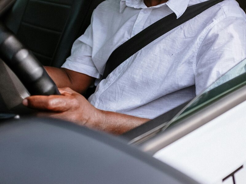 Conducteur professionnel au volant en Côte d'Ivoire