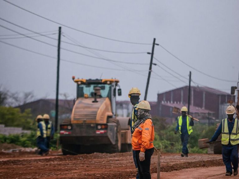 Chantier BTP avec engins et ouvriers en Côte d'Ivoire